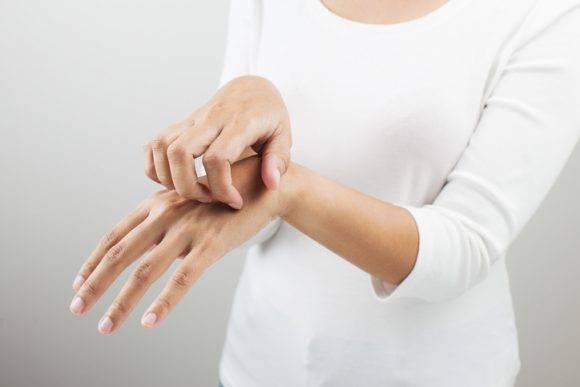 가려움증이 시원한 쾌감과 함께 '세균 감염에 대한 면역 방어력'을 높일 수 있다는 연구 결과가 나왔다. 하지만 가려운 곳을 너무 심하게 긁으면 염증 악화가 우려된다. [사진=게티이미지뱅크]