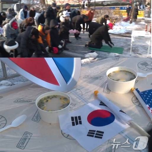 윤석열 대통령 지지자들이 지난 29일 서울구치소 앞에 떡국을 올린 상을 놓고 대통령을 향해 절을 하고 있다. (채널A 갈무리) ⓒ 뉴스1