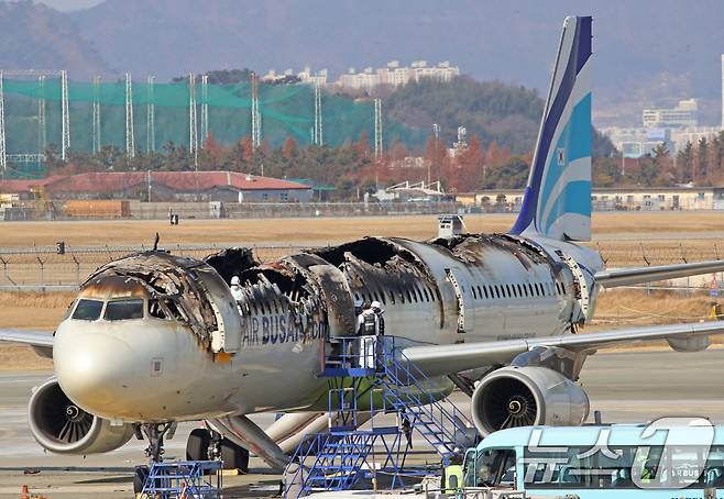 30일 부산 강서구 김해국제공항 내 에어부산 항공기 화재 현장에서 국토부 항공철도사고조사위원회, 국립과학수사연구원, 부산경찰청, 부산소방재난본부 등 관계자들이 합동 감식에 앞서 안정성 확보를 위한 조사를 실시하고 있다. 2025.1.30/뉴스1 ⓒ News1 윤일지 기자