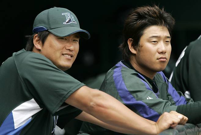 최희섭(왼쪽) 류제국도 탬파베이를 끝으로 미국 생활에 마침표를 찍었다. 2007년 스프링캠프에서 나란히 훈련을 지켜보는 최희섭과 류제국. 사진 | AP 연합뉴스