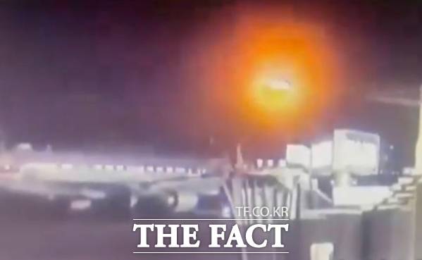 30일 로널드 레이건 워싱턴 내셔널 공항의 보안 카메라에 찍힌 미국 아메리칸 항공 여객기와 미 육군 블랙호크 헬리콥터의 공중 충돌 영상. /워싱턴=AP.뉴시스