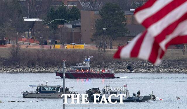 여객기 추락 현장을 수색하고 있는 잠수팀과 경찰 수색정.