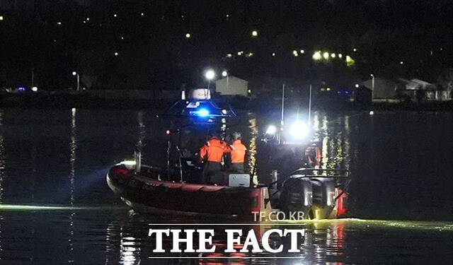 소방 당국이 포토맥강에 보트를 띄워 수색 및 구조 작업을 진행하고 있다.