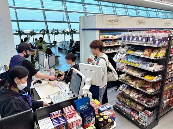 올해 설 연휴 기간 인천공항을 이용하는 여객이 지난해보다 크게 늘어나면서 공항 내 편의점들도 특수를 누렸다. 사진은 인천공항에 입점한 편의점 CU 내부 모습. /CU