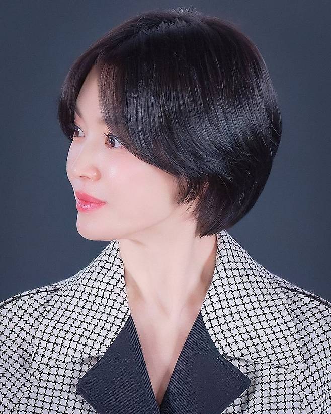 양 옆으로 내려진 앞머리와 귀를 가리는 옆머리 라인이 송혜교의 숏단발을 한층 모던하고 세련되게 하는 스타일의 킥이다. @kyo1122