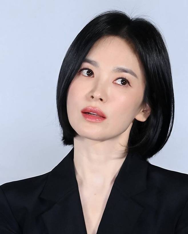 단발 길이를 턱 끝 라인에 맞춘 턱 끝 C 단발 스타일. 송혜교의 대표적인 단발 룩으로 사랑 받았다. @kyo1122