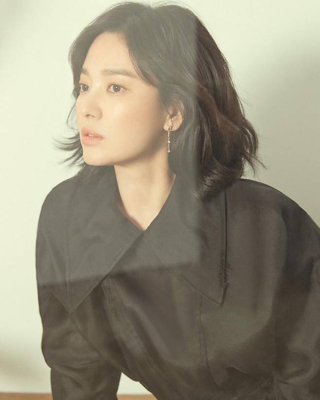 자연스러우면서도 볼륨감 넘치는 미디움 볼륨 펌의 단발. 우아한 클래식한 이미지를 연출해준다. @kyo1122