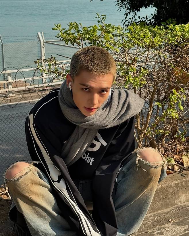 스트레이 키즈 현진의 반삭 '버즈 컷'이 2025년 남자 헤어 트렌드로 유행하고 있다. @hynjinnnn