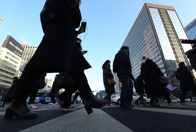 광화문에서 출근하는 직장인. / 뉴스1