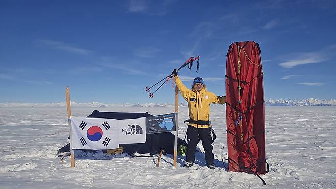 지난달 20일 남극대륙 단독 횡단’에 성공 후 기념 촬영을 하는 노스페이스 애슬리트팀 김영미 대장. /노스페이스 제공