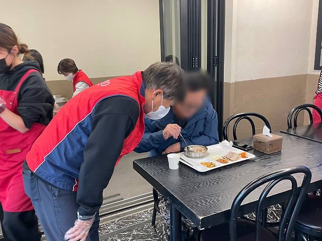 구재영 시설장이 손님에게 인사하고 있다. 이랜드 복지재단 제공