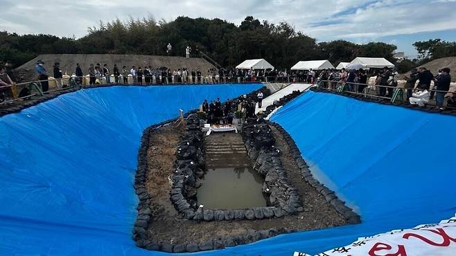 지난해 일본 야마구치현 우베시 조세이 탄광 입구에서 열린 일제강점기 조선인 노동자 추도식에 한일 시민들과 유가족 등이 모여 있다. 우베(야마구치현)/홍석재 특파원