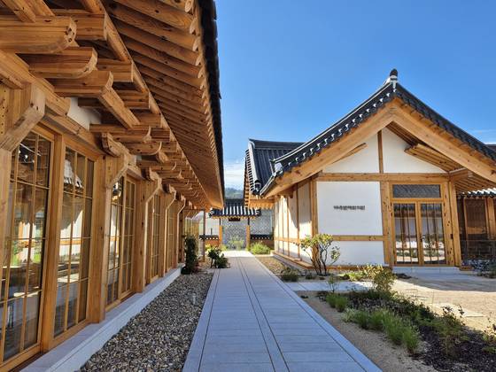 대추밭백한의원 안뜰의 모습. 왼쪽이 복합문화공간 오른쪽이 진료실 한옥이다. 한은화 기자