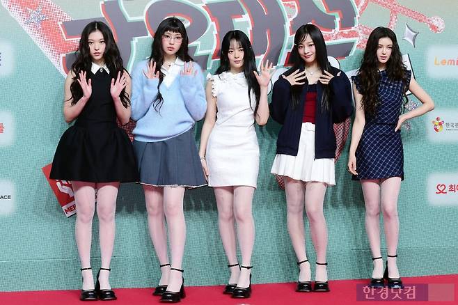 그룹 뉴진스가 25일 오후 인천 영종도 인스파이어 아레나에서 열린 '2024 SBS 가요대전' 레드카펫 행사에 참석해 포즈를 취하고 있다. 변성현 한경닷컴 기자 byun84@hankyung.com