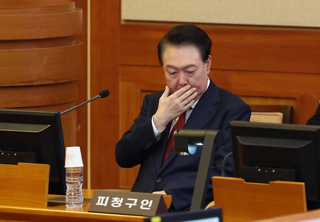 윤석열 대통령이 지난 21일 서울 종로구 헌법재판소에서 열린 윤석열 대통령 탄핵심판 3차 변론에 출석해 있다. 사진공동취재단