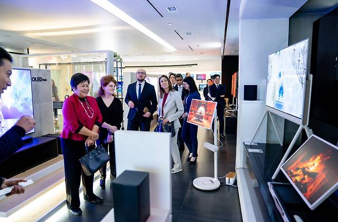 LG전자는 지난 29일(현지시간) 미국 뉴저지주 엥글우드 클리프에 위치한 북미 사옥에 한국을 포함한 11개국 주뉴욕총영사단을 초청해 혁신 기술 로드맵을 선보였다. 사진은 주뉴욕총영사단이 LG전자 북미 사옥 쇼룸에서 혁신 기술이 적용된 제품들을 둘러보는 모습.  LG전자