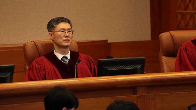 문형배 헌법재판소장 대행이 지난 23일 서울 종로구 헌법재판소 대심판정에서 열린 윤석열 대통령 탄핵 심판 4차 변론기일에 출석해 있다./사진=사진공동취재단