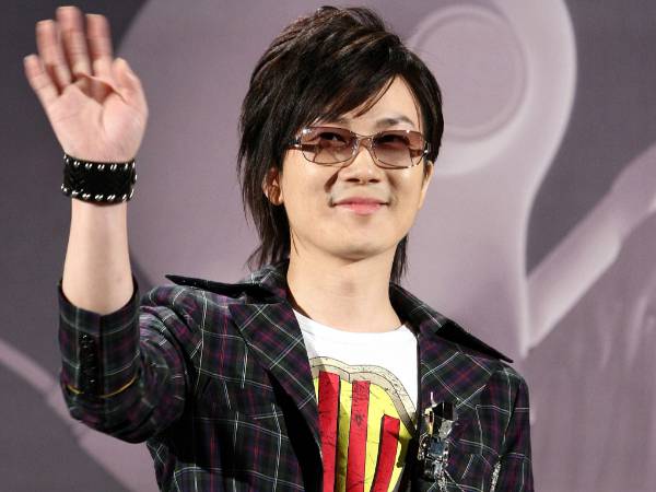 사진은 가수 서태지가 지난 2008년 7월31일 오후 경기도 일산 MBC드림센터에서 'MBC스페셜 북공고 1학년 1반 25번 서태지'의 일환으로 1400명의 팬들과 미니콘서트를 가지며 인사하는 모습. /사진=머니투데이