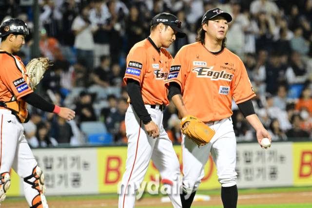 2024년 4월 26일 대전 한화생명이글스파크에서 진행된 '2024 신한 SOL 뱅크 KBO 리그' 두산-한화의 경기. 한화 김범수가 구원 등판한 뒤 7회초 교체되고 있다./마이데일리