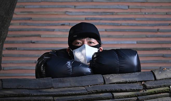 이석원 작가가 23일 오후 서울 종로구 김영사 서울사무소에서 헤럴드경제와 인터뷰에 앞서 포즈를 취하고 있다. 임세준 기자