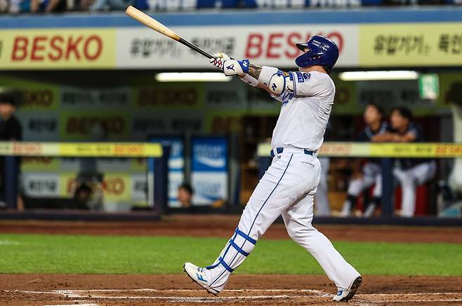 [서울=뉴시스] 김진아 기자 = 4일 대구 삼성라이온즈파크에서 열린 2024 KBO리그 두산 베어스와 삼성 라이온즈의 경기, 2회말 무사 삼성 박병호가 선제 솔로홈런을 치고 있다. 이번 홈런으로 박병호는 통산 400호 홈런을 달성했다. (사진=삼성 라이온즈 제공) 2024.09.04. photo@newsis.com  *재판매 및 DB 금지