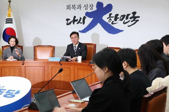 더불어민주당 김민석 최고위원이 30일 국회에서 열린 설 민심 기자간담회에서 발언하고 있다. 2025.1.30 연합뉴스