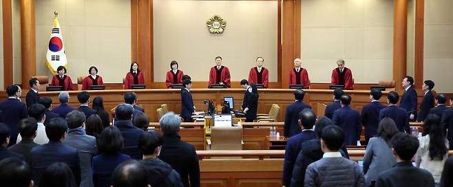 문형배 헌법재판소장 직무대행을 비롯한 헌법재판관들이 1월23일 서울 종로구 헌법재판소에서 열린 윤석열 대통령 탄핵심판 4차 변론에 입장하고 있다. 왼쪽부터 정계선, 김복형, 정정미, 이미선, 문형배, 김형두, 정형식, 조한창 헌법재판관 ⓒ연합뉴스