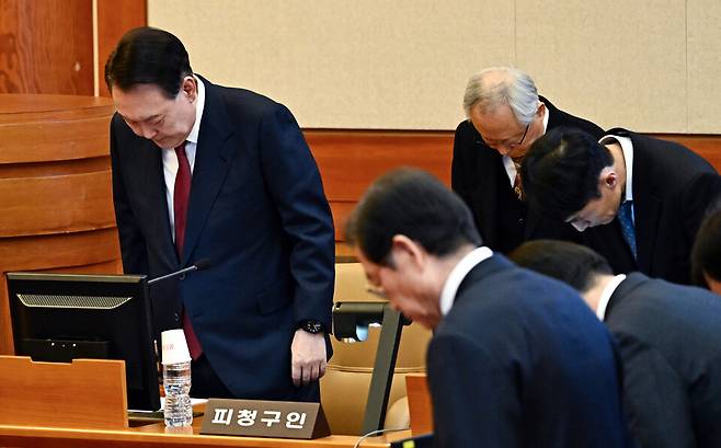 윤석열 대통령이 1월23일 서울 종로구 헌법재판소에서 열린 탄핵심판 4차 변론에 출석해 헌법재판관들에게 인사하고 있다. ⓒ연합뉴스