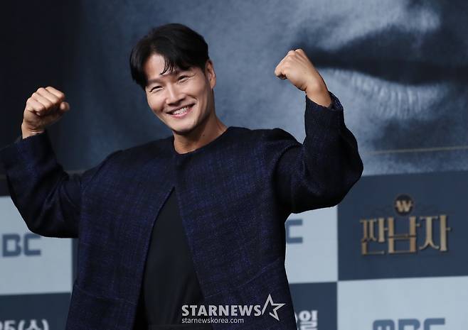 (서울=뉴스1) 권현진 기자 = 가수 김종국이 25일 서울 마포구 상암 MBC에서 열린 새 예능 ‘짠남자’ 제작발표회에 참석해 포즈를 취하고 있다.  ‘짠남자’는 김종국과 절약 DNA를 가진 '소금이'들이 ‘흥청이&망청이’들의 생활 습관을 뜯어보며 참교육하는 프로그램이다. 2024.9.25/뉴스1  Copyright (C) 뉴스1. All rights reserved. 무단 전재 및 재배포,  AI학습 이용 금지. /사진=(서울=뉴스1) 권현진 기자