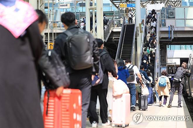 서울역에서 내린 KTX 승객들 ※ 기사 내용과 직접 관계 없는 사진입니다 [연합뉴스 자료사진]