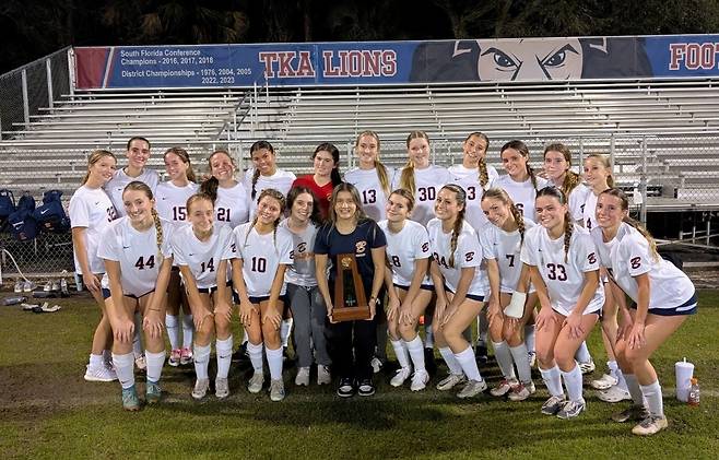 뒷줄 왼쪽에서 다섯 번째가 샘. [벤저민 스쿨 소셜 미디어 사진. 재판매 및 DB 금지]