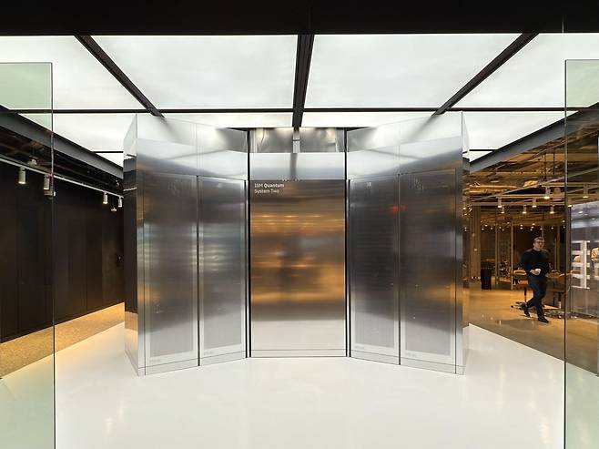 IBM 퀀텀 시스템 투  (뉴욕=연합뉴스) 이지헌 특파원 = 30일(현지시간) 미국 뉴욕주 요크타운하이츠의 IBM 왓슨 연구소에 가동 중인 퀀텀컴퓨터 IBM 퀀텀 시스템 투. 2025.1.30 pan@yna.co.kr