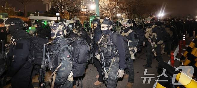 윤석열 대통령의 비상계엄 해제 요구 결의안이 국회 본회의에서 통과된 지난해 12월 4일 새벽 무장 계엄군이 국회를 나서고 있다. 2024.12.4/뉴스1 ⓒ News1 박지혜 기자