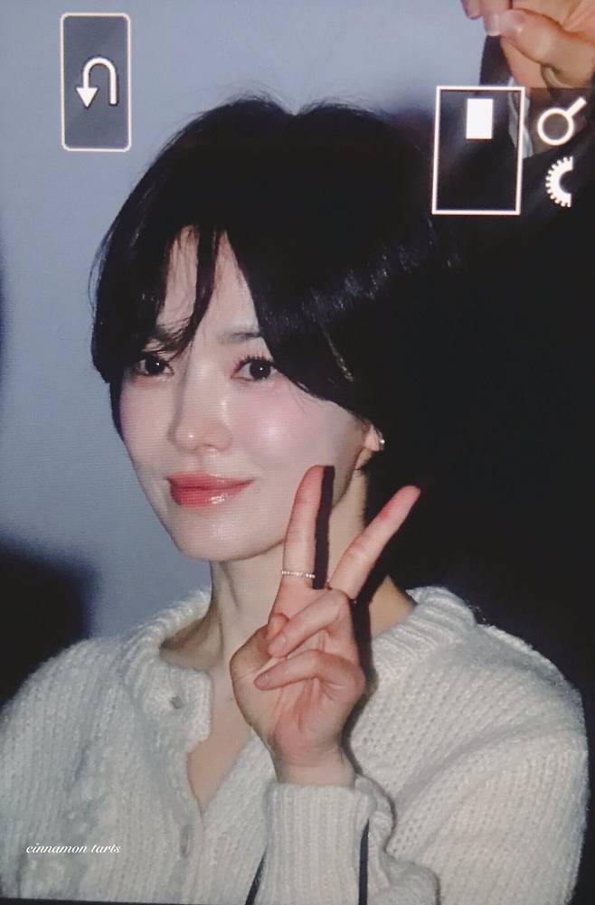 GiNKLF4bcAAEIwA.jpg 무대인사하는 송혜교 실물