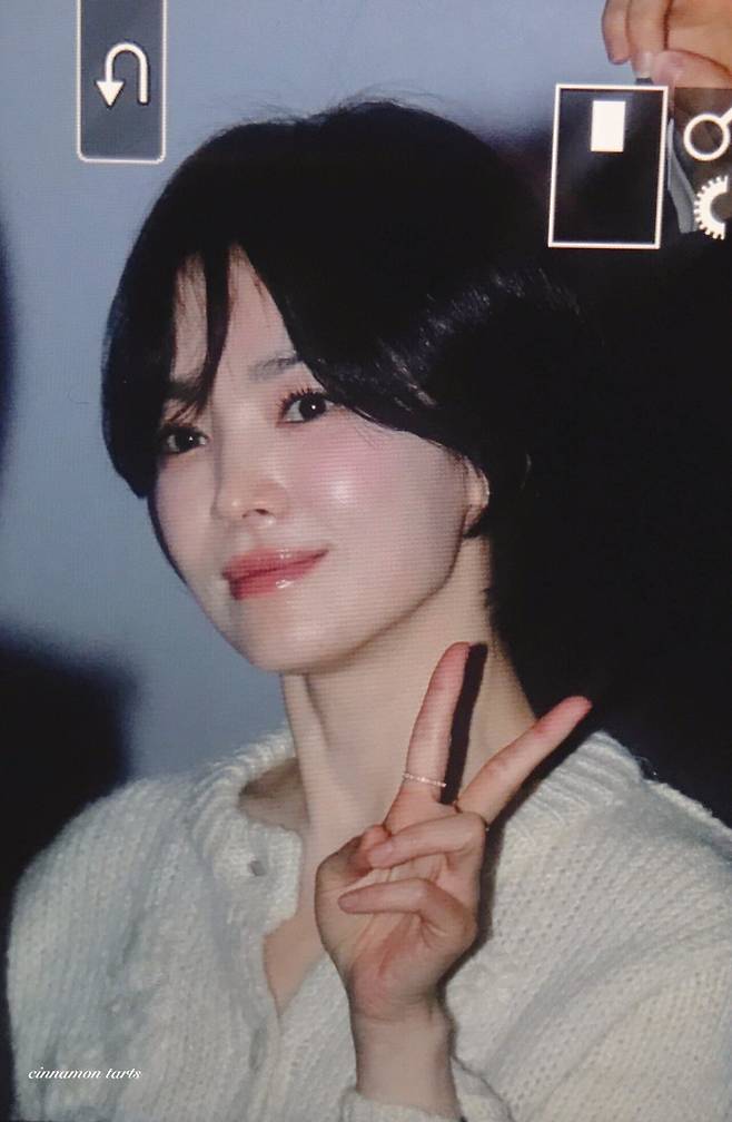 GiNKLF4aQAATz3Y.jpg 무대인사하는 송혜교 실물