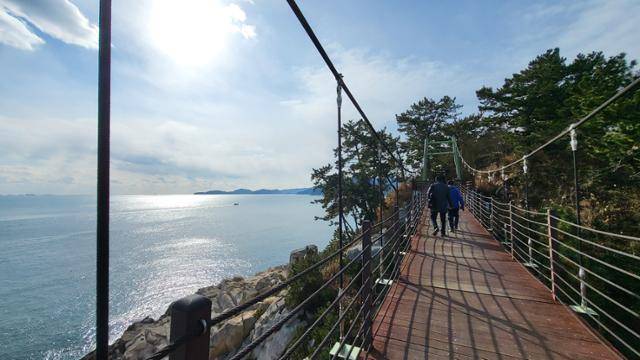 경남 거제시 이수도 해변을 따라 놓인 출렁다리. 여행객들은 둘레길을 걷는 것 외 별다른 즐길 거리가 없는 점을 아쉬움으로 꼽았다. 거제=박은경 기자