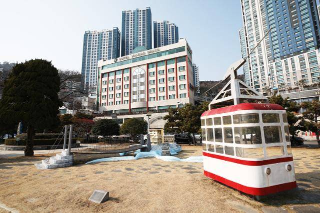 송도해수욕장 100주년 기념공원에 옛 케이블카가 전시돼 있다. ⓒ박준규