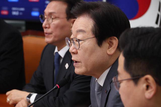 이재명 더불어민주당 대표가 31일 오전 서울 여의도 국회에서 열린 최고위원회의에서 발언을 하고 있다. 뉴시스