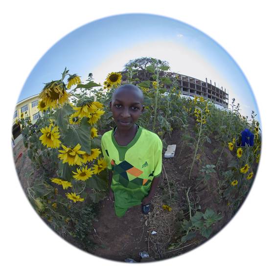 탄자니아 도도마 남학교에서 촬영한 사진들. 이곳 아이들은 학업 외에도 새벽부터 일어나 텃밭을 가꾸는 등 여러 가지 일을 해야 하지만 표정은 한결같이 건강하고 해맑다. 미래를 꿈꿀 수 있기 때문이다. [사진 김보성]
