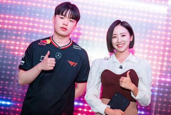KT 롤스터와 대결에서 POM으로 선정된 T1 '스매시' 신금재가 배혜지 아나운서와 인터뷰 후 포즈를 취하고 있다 (LCK 제공)