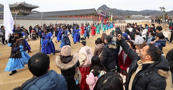 26일 서울 경복궁을 찾은 관광객들이 수문장 교대의식을 관람하고 있다./최혁 기자