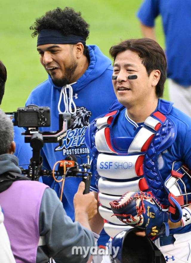 19일 오후 서울 잠실야구장에서 진행된 '2024 프로야구 KBO리그 포스트시즌' 플레이오프 4차전 LG트윈스와 삼성라이온즈의 경기. 삼성이 1-0으로 승리한 뒤 례예스와 강민호가 미소를 짓고 있다./마이데일리