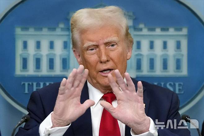 [워싱턴=AP/뉴시스] 도널드 트럼프 미국 대통령이 지난 30일(현지 시간) 백악관에서 여객기-헬기 충돌 사고와 관련해 기자회견하고 있다. 트럼프 대통령은 이번 참사가 조 바이든 행정부 시절, 수준 미달의 인력들이 관제사가 되면서 발생했다며 전 정부의 책임을 주장했다. 2025.01.31.