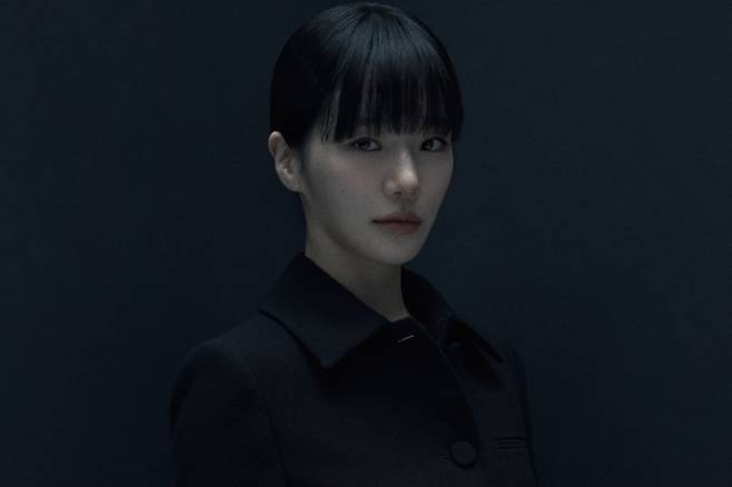 배우 박규영은 노을 외에 도전해보고 싶은 역할이 있냐는 물음에 "모든 캐릭터가 완벽해서 떠오르지 않는다"면서도, "특출나게 멋있다고 생각한 캐릭터가 프론트맨이다. 수트 한 번 입어보고 싶더라"고 답했다. 넷플릭스 제공