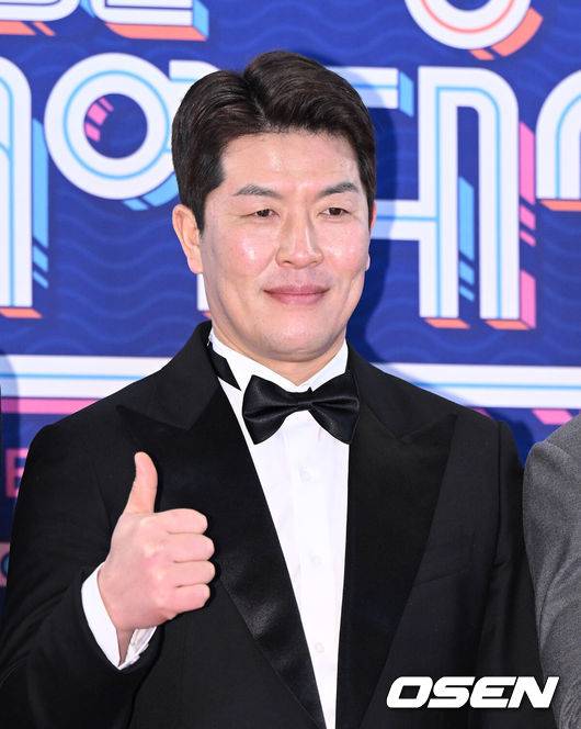 [OSEN=이대선 기자] 29일 오후 서울 상암 MBC 미디어센터에서 2022 MBC 방송연예대상 레드카펫 행사가 진행됐다.김병현이 레드카펫을 밟고 있다. 2022.12.29 /sunday@osen.co.kr