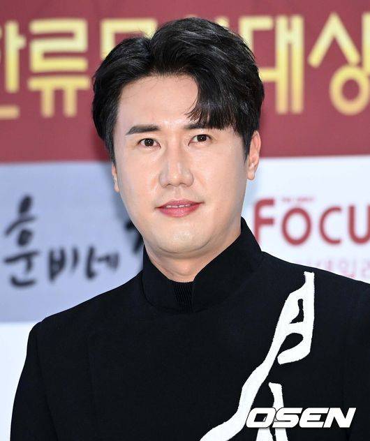 [OSEN=조은정 기자] 20일 오후 서울 양천구 대한민국예술인센터에서 '2021 한류문화대상 시상식'이 열렸다. 가수 신성이 포즈를 취하고 있다. 2021.12.20 /cej@osen.co.kr