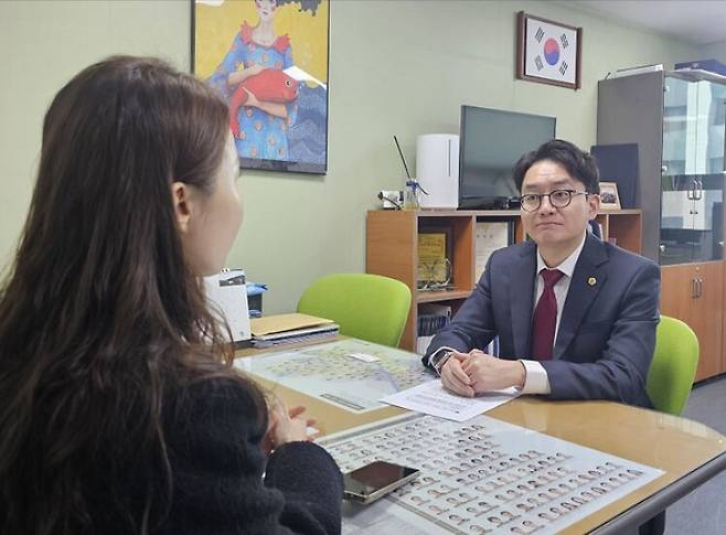 지난달 20일 서울시의회 의원회관에서 이상욱 의원(오른쪽)이 영주 외국인 무임승차의 문제점에 대해 설명하고&nbsp;있다. 국윤진 기자