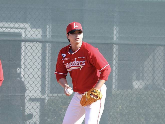 ▲ 1월 31일(현지시간) 첫 불펜 피칭을 무난하게 마치며 코칭스태프의 합격점을 받은 김민 ⓒSSG랜더스