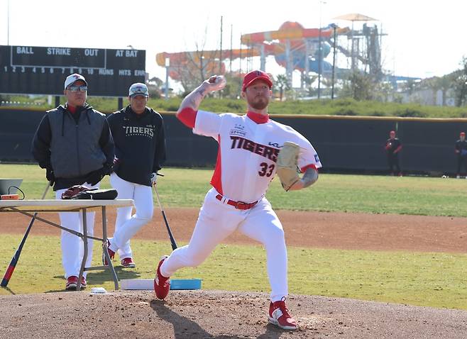 KIA 타이거즈 새 외국인 투수 아담 올러가 지난 29일 미국 어바인 스프링캠프에서 첫 불펜 투구를 소화했다. KIA 타이거즈