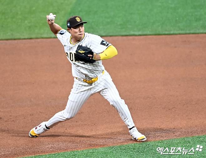 김하성이 지난해 서울 고척스카이돔에서 열린 MLB 월드투어 서울시리즈 LA 다저스와의 공식 개막전에서 수비하고 있다. 김하성은 시즌 종료 후 FA 시장에 나왔고 탬파베이 레이스로 이적했다. 엑스포츠뉴스 DB